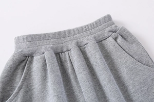 Détail du jogging gris pour garçon avec taille élastiquée et coutures de poche latérale