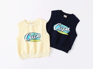 Détail du col rond côtelé et des imprimés vintage sur les gilets en coton pour enfants