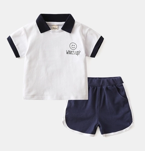 Détail de l'ensemble polo et short en coton avec imprimé sourire et rayures latérales