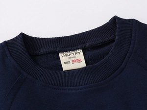 Détail du sweat-shirt bleu marine avec col en maille élastique et étiquette tissée