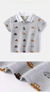 Détail du tissu en maille piquée et motifs voitures sur le polo gris pour garçon