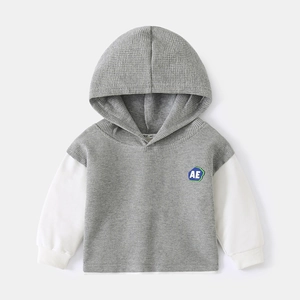 Sweat à capuche gaufré pour garçons avec manches superposées gris et blanc et patch AE