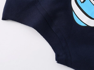 Gros plan du tissu en coton bleu marine avec motif caoutchouté bleu et blanc et bord franc
