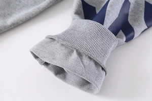 Détail du bord-côte élastique sur pantalon en coton gris avec imprimé géométrique bleu