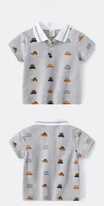 Détail du polo pour enfant avec imprimé voitures et texture du col rayé en gros plan