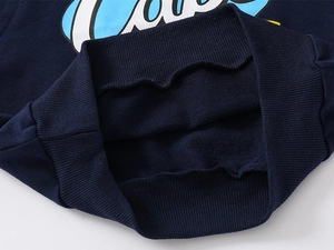 Détail du pull bleu marine pour enfant montrant l'ourlet côtelé et le tissu bouclé doux