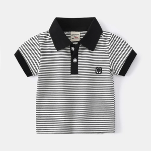 Polo à rayures noires et blanches pour garçon avec manches courtes et patch casque