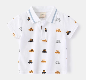 Détail à plat du polo en coton piqué avec imprimés de voitures et col rayé pour enfant