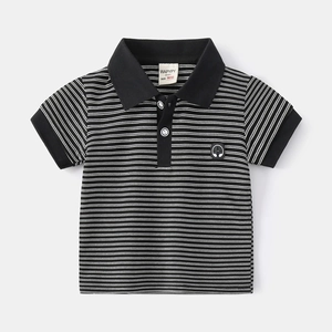 Détail d'un polo rayé noir et blanc pour enfants avec col et écusson de casque audio