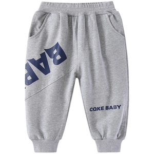 Pantalon de sport gris clair pour garçons avec lettrage BABY et chevilles côtelées