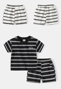 Détail d'un ensemble t-shirt rayé et short élastique pour enfant en coton doux respirant