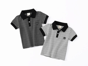 Détails de deux polos rayés pour garçons avec cols côtelés et étiquettes de marque