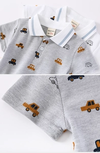 Détail du col en maille côtelée et des coutures sur un polo imprimé voiture pour enfant