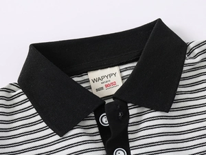 Détail du col d'un polo à rayures pour enfant avec bord-côte noir et étiquette de marque