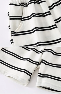 Détail de short rayé pour enfant avec poches latérales et taille élastique ajustée