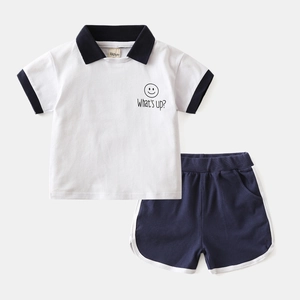 Ensemble d'été pour garçon avec polo et short à motif sourire en bleu marine et blanc