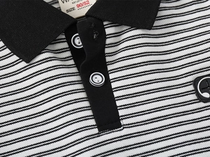 Détail d'un polo rayé pour enfant avec col en maille noire et étiquette de taille