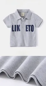 Dettaglio polo in cotone grigio con trama del tessuto e stampa di lettere blu navy