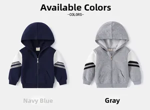 Détail de sweats à capuche zippés bleu marine et gris avec manches rayées et maille douce