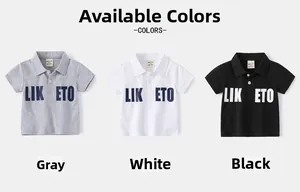 Dettaglio di polo in cotone per bambini in grigio, bianco e nero con stampe di lettere
