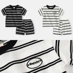 Ensemble t-shirt et short en coton pour enfants avec rayures classiques et badge brodé