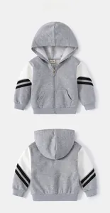 Détail du sweat à capuche gris pour garçon avec manches blanches et rayures sport