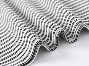 Vue détaillée du tissu en maille rayée montrant la texture fine et le tissage élastique