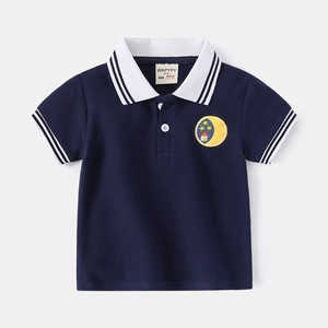 Polo blu navy da bambino con colletto bianco e ricamo giallo, abbigliamento estivo