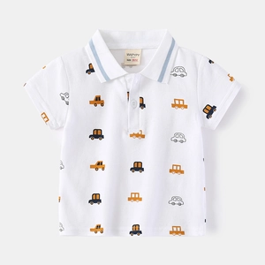 Polo enfant à manches courtes avec motifs voitures sur tissu blanc respirant