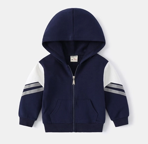 Détail du sweat à capuche enfant avec fermeture éclair et manches à rayures