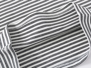 Gros plan d'un polo à rayures montrant le tissu en maille respirant et les coutures soignées