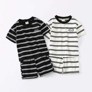 Ensemble d'été pour enfants avec t-shirts à rayures noires et blanches et shorts