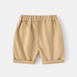 Détail du short en coton kaki pour garçons avec taille élastique et ourlet replié