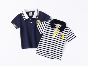 Dettaglio di polo da bambino con toppe ricamate e colletti a righe in contrasto vivace