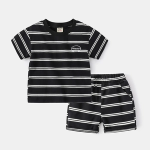 Ensemble t-shirt à manches courtes et short à rayures noir et blanc pour enfants en coton