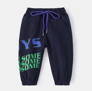 Détail du jogging enfant bleu marine avec cordon violet et chevilles élastiquées