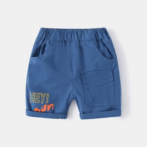 Détail du short pour garçon en coton bleu marine avec taille élastique et imprimé HEY sun