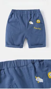 Détail du short bleu pour enfant avec broderie lion et taille élastique confortable
