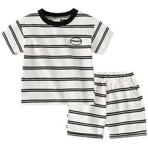Ensemble d'été deux pièces pour enfants avec t-shirt et short à rayures noir et blanc