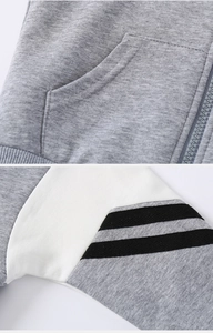 Détail de la texture en maille grise du sweat à capuche pour garçon avec fermeture éclair
