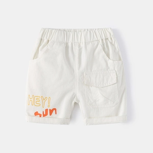 Détail du short blanc en coton pour garçons avec taille élastique et imprimé