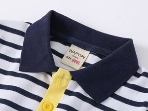 Dettaglio polo per bambini a righe bianche e blu con abbottonatura gialla a contrasto