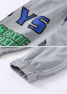 Détails du jogging gris pour enfant avec maille de qualité et imprimé lettres coloré