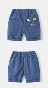 Détail du short en coton bleu marine avec broderie et taille élastique ajustable