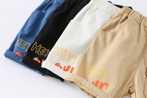Détail de shorts en coton pour garçons avec taille élastique et imprimé HEY! SUN en quatre couleurs