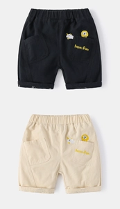 Détail de shorts pour enfants en coton avec broderie animale et taille élastique