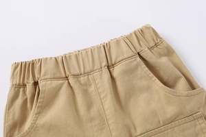 Détail de short en coton pour garçon avec taille élastique et coutures précises