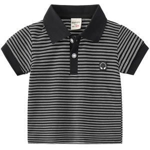 Polo rayé noir et blanc pour enfants avec un écusson de casque élégant