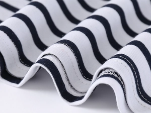 Vista macro del tessuto in cotone a righe blu navy e bianche con cuciture sottili