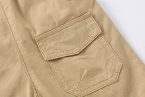 Vue détaillée du sergé de coton kaki avec poche latérale à rabat et double couture robuste